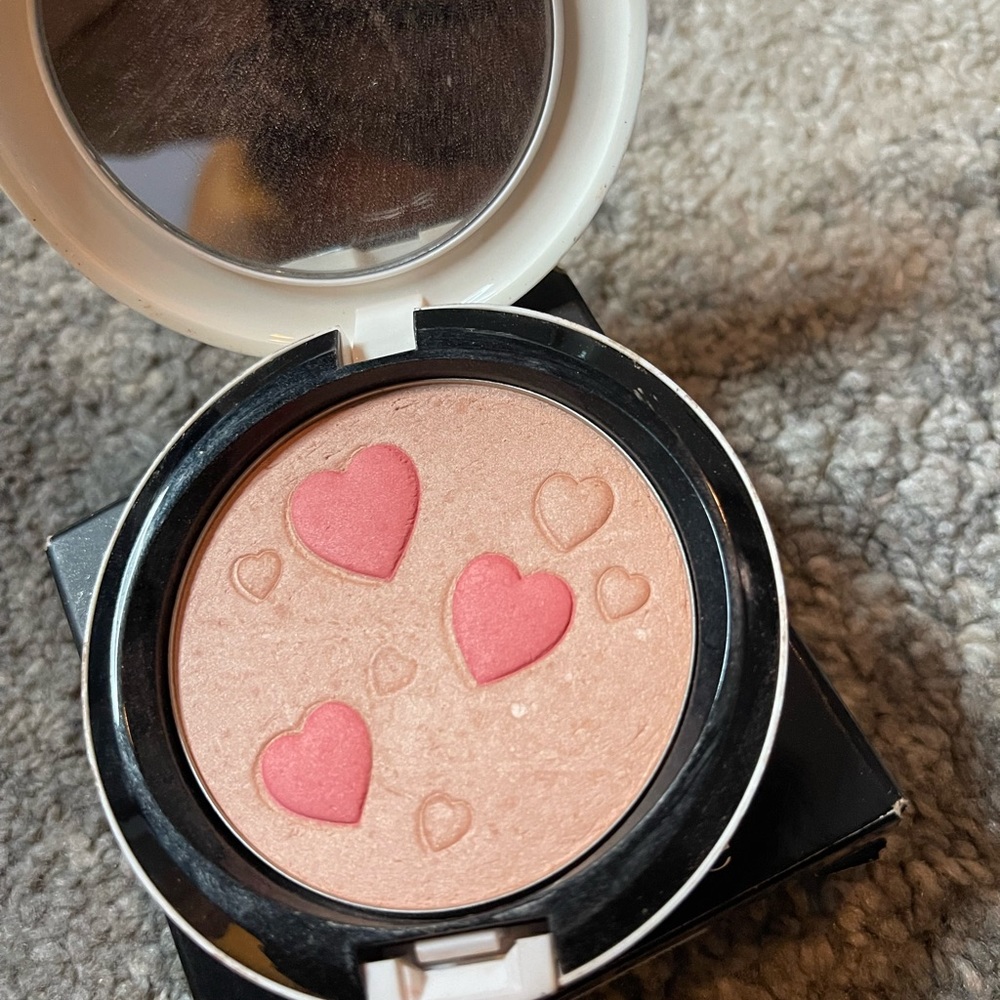 MAC Archie’s Girls Face Powder Veronica’s Blush